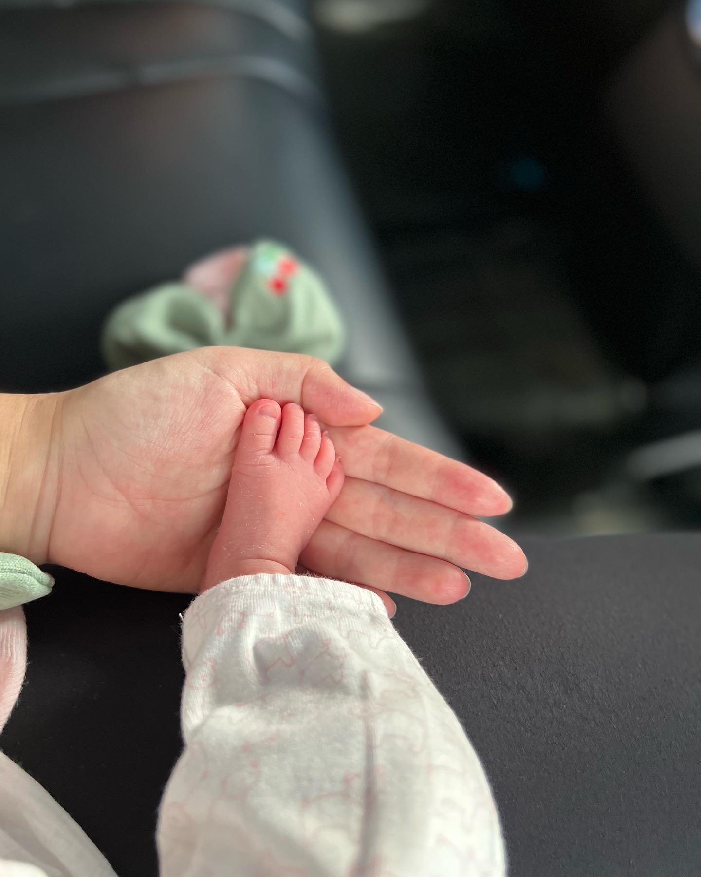 Trẻ sơ sinh nắm chặt tay khi ngủ có sao không? Khi nào thì hết?